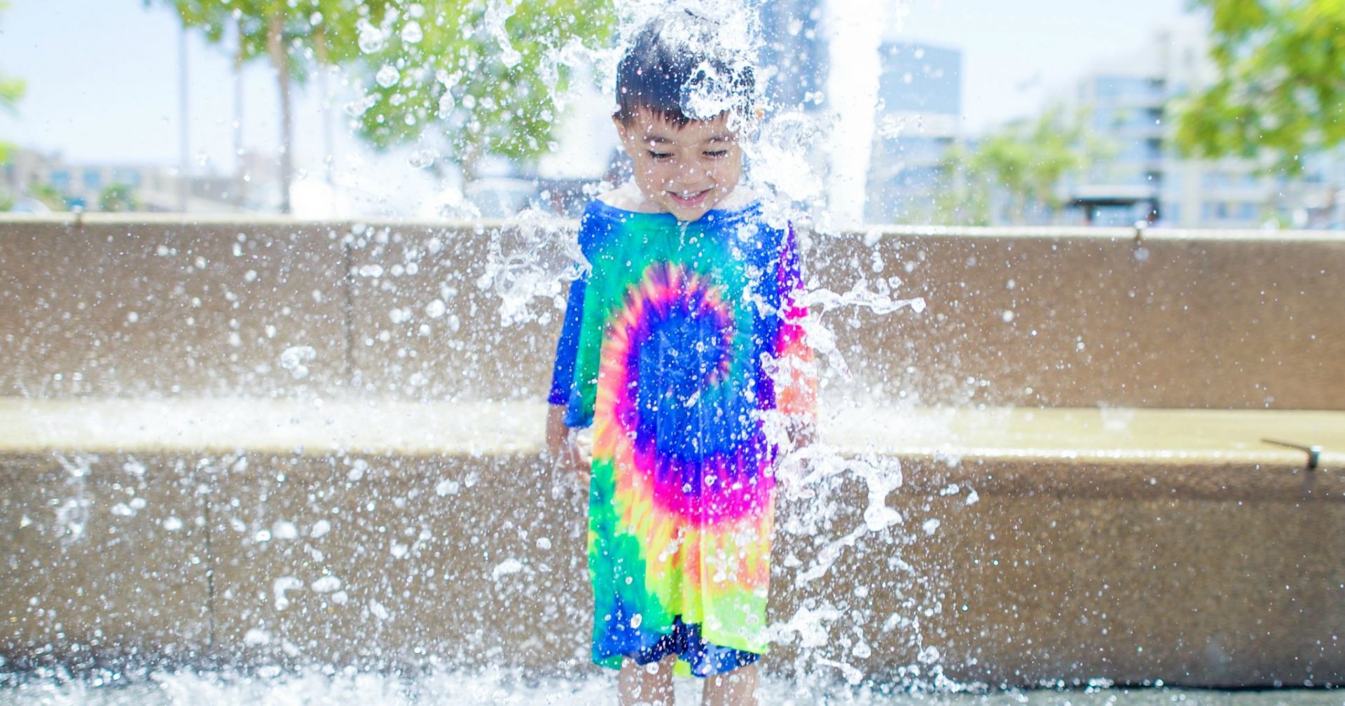 fontanny miejskie kąpiel dziecka