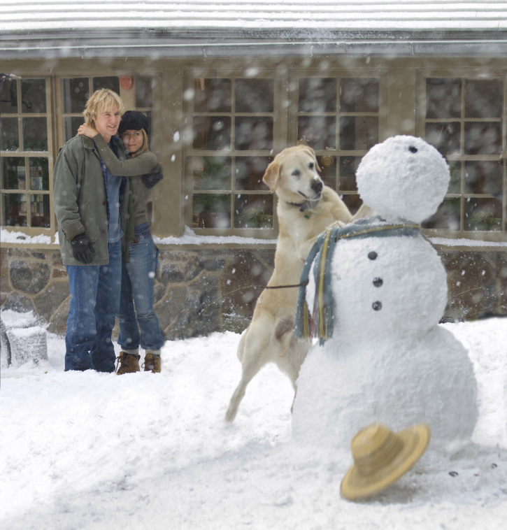 Marley makes important contributions to the building of a snowman, as John (Owen Wilson) and Jenny (Jennifer Aniston) look on.